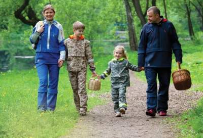 Пора пикников: медики подсказали, как уберечься от клещей